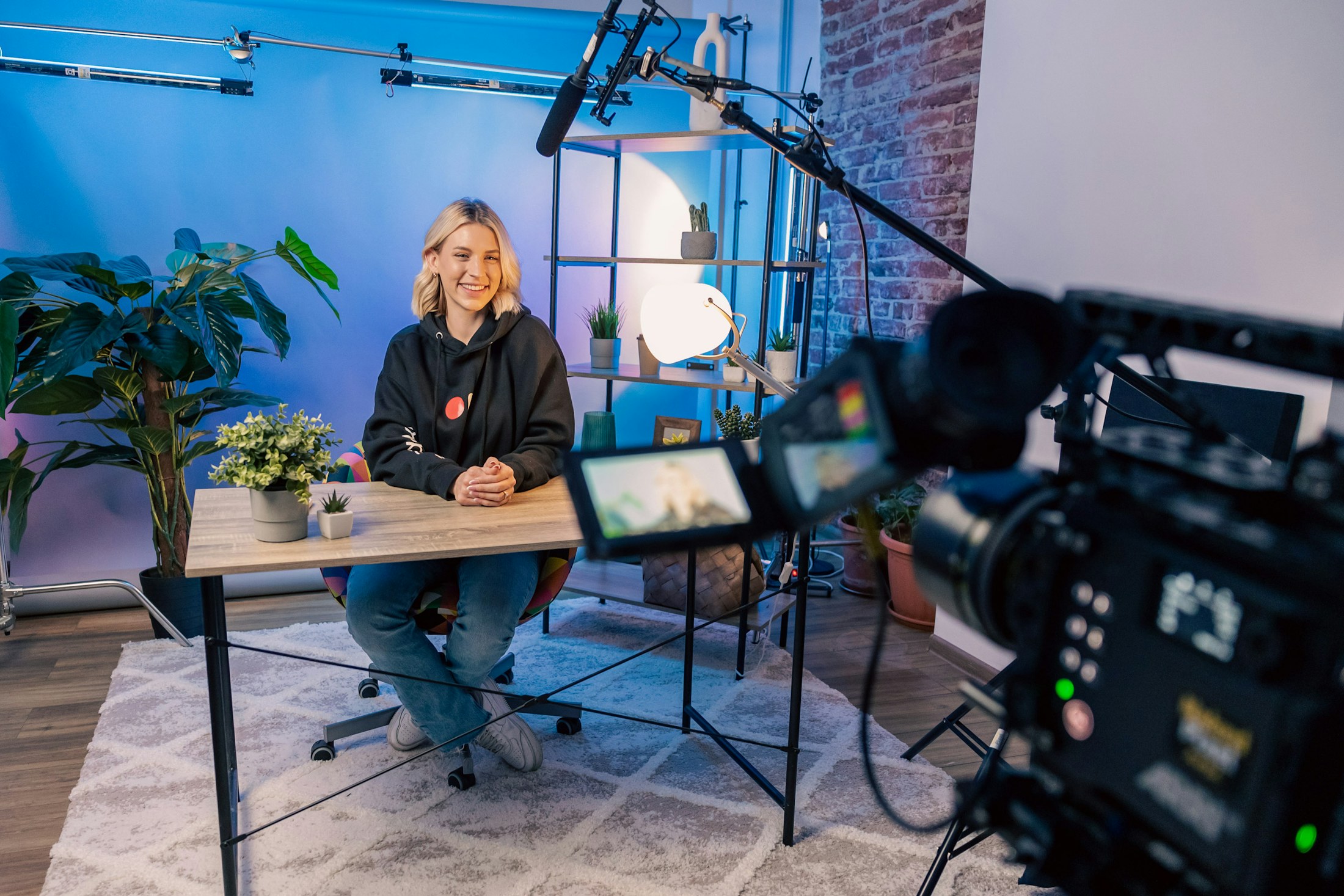 Een presentator in een echte opnamestudio voor de camera